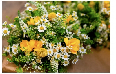 Happy, meadow-y bridesmaids bouquets